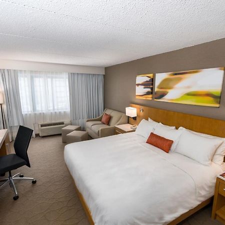 Delta Hotels By Marriott Utica Bagian luar foto