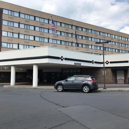 Delta Hotels By Marriott Utica Bagian luar foto