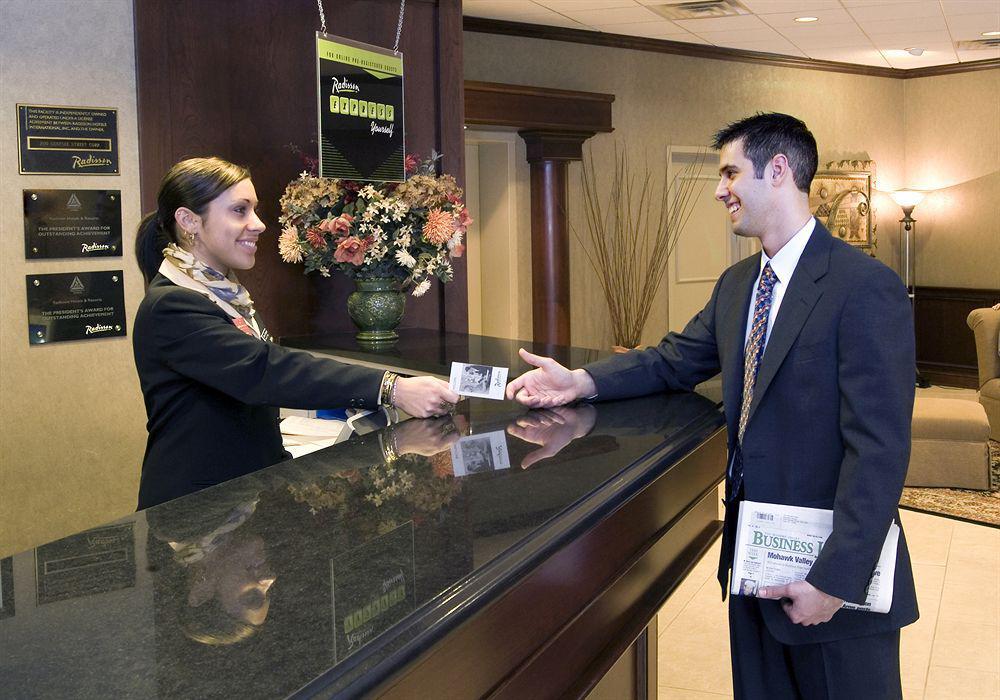 Delta Hotels By Marriott Utica Bagian luar foto