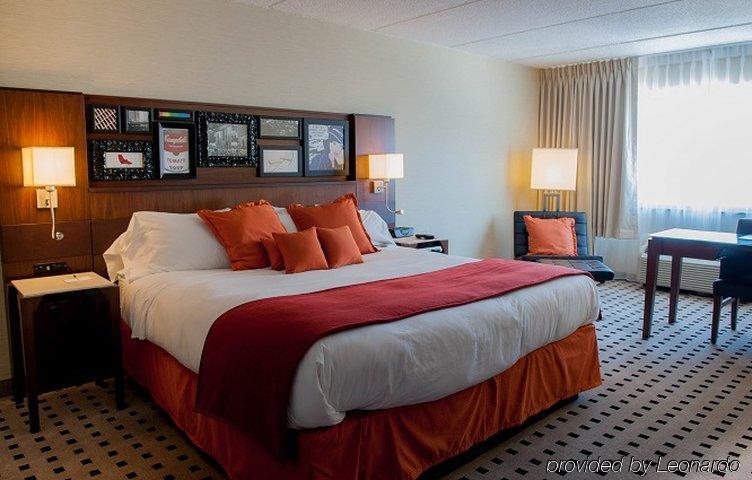 Delta Hotels By Marriott Utica Bagian luar foto