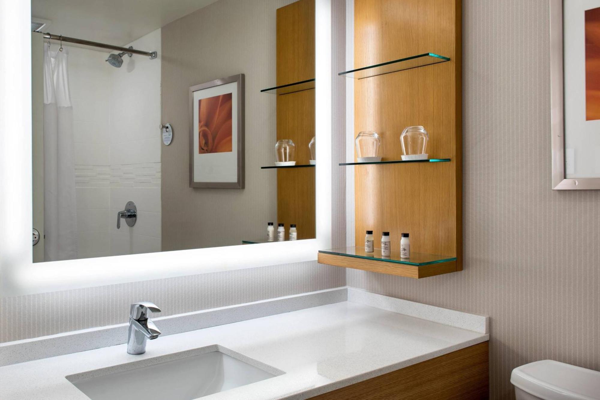 Delta Hotels By Marriott Utica Bagian luar foto