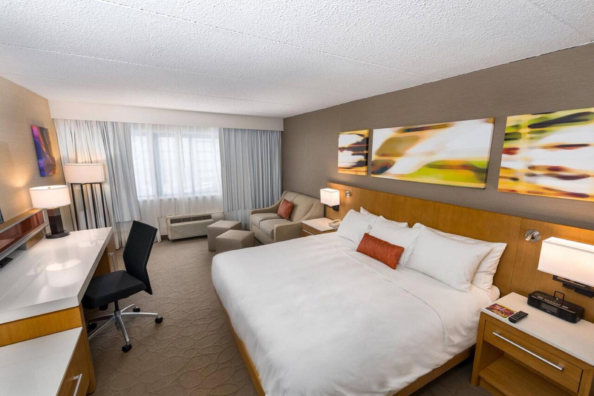 Delta Hotels By Marriott Utica Bagian luar foto