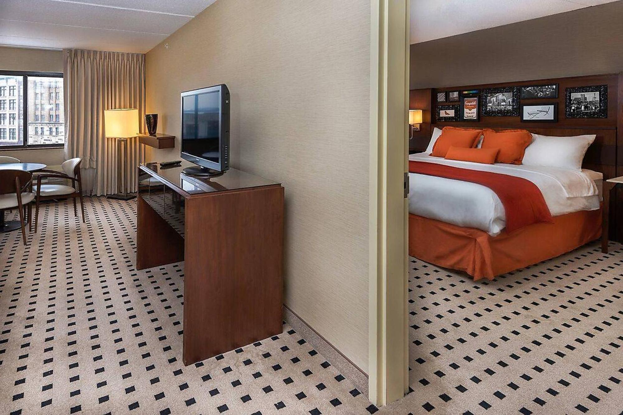 Delta Hotels By Marriott Utica Bagian luar foto