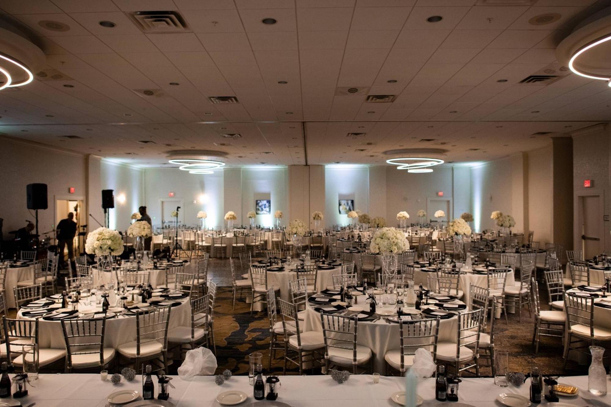 Delta Hotels By Marriott Utica Bagian luar foto