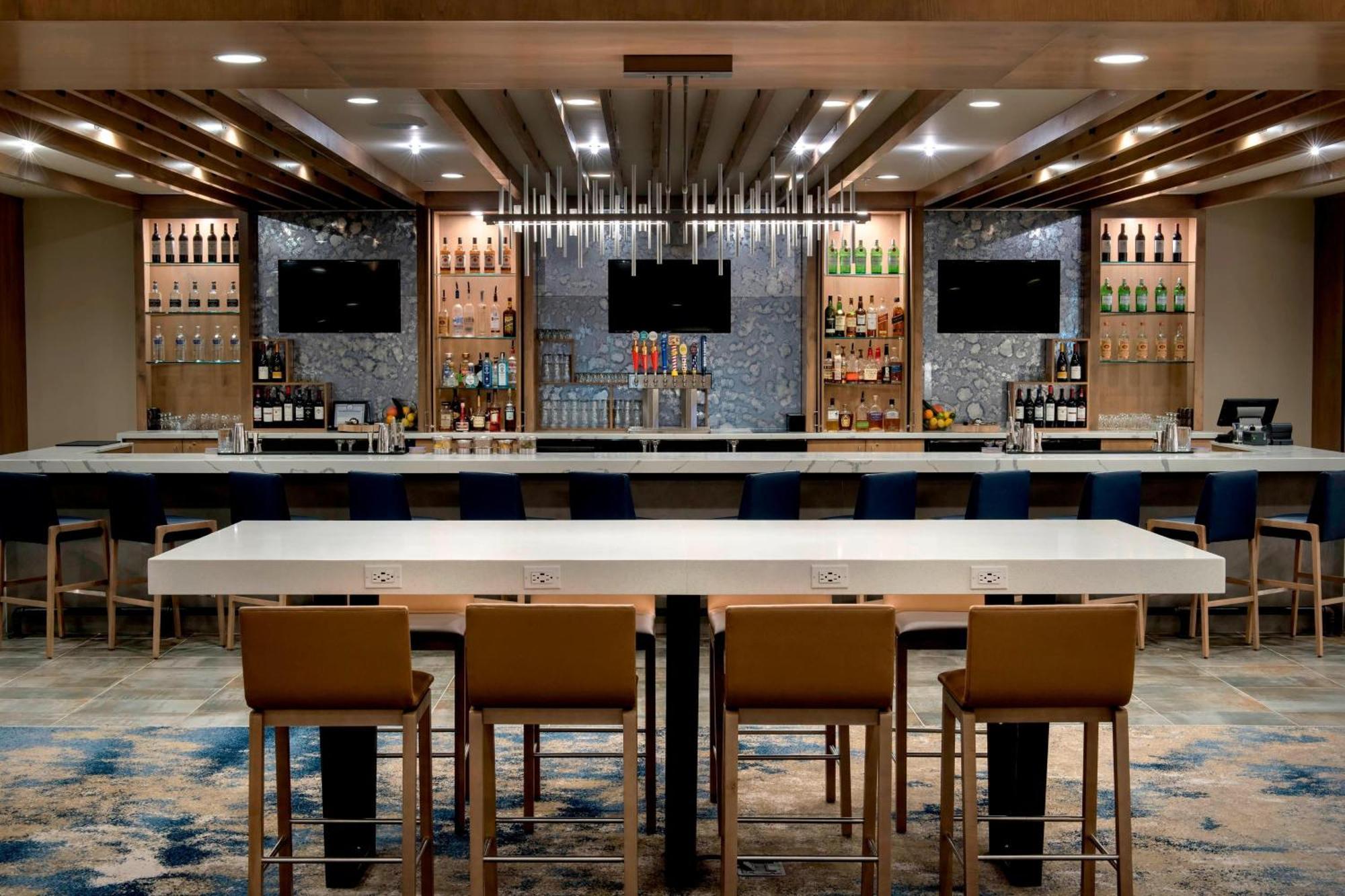 Delta Hotels By Marriott Utica Bagian luar foto