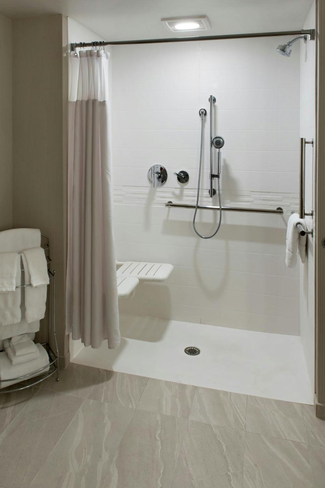 Delta Hotels By Marriott Utica Bagian luar foto