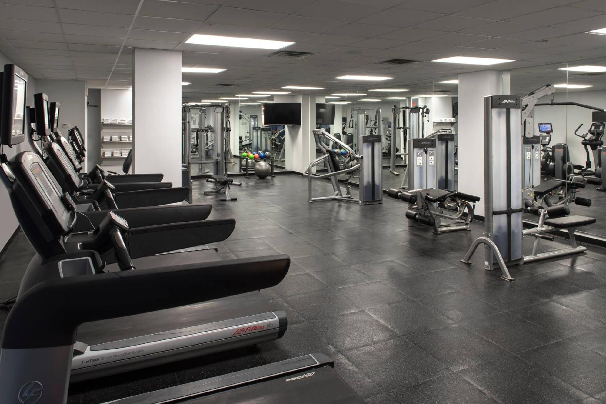 Delta Hotels By Marriott Utica Bagian luar foto