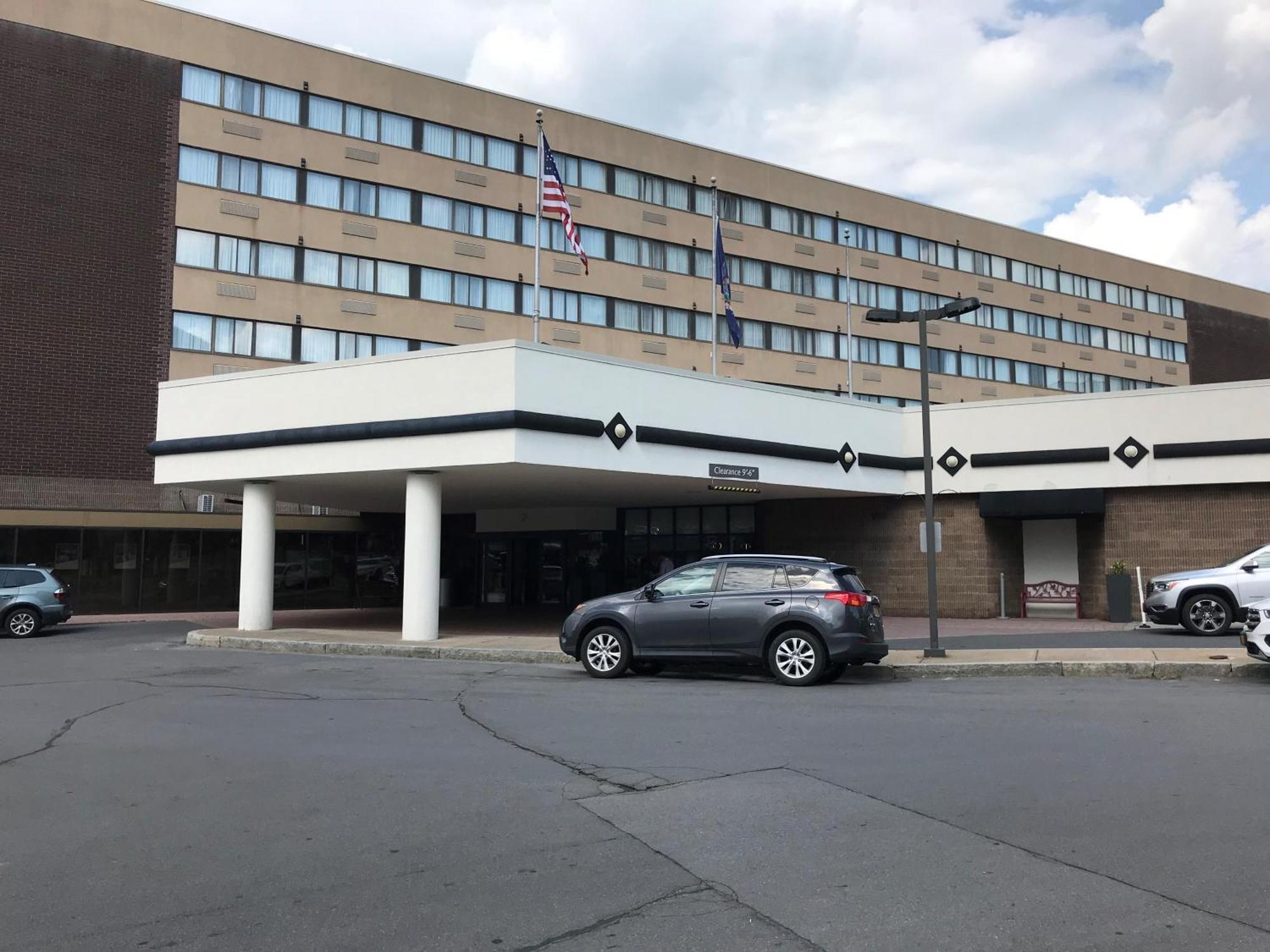 Delta Hotels By Marriott Utica Bagian luar foto