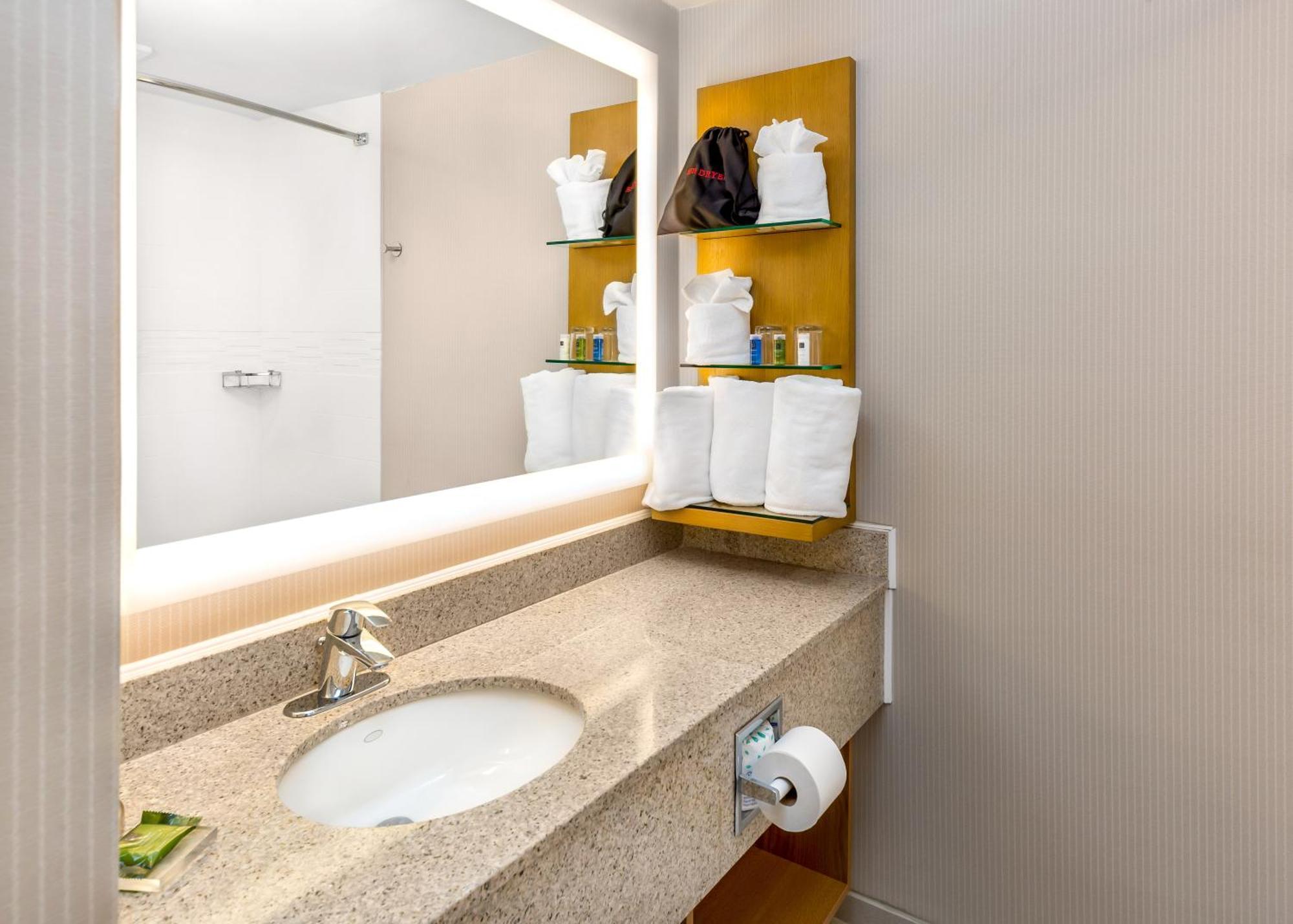 Delta Hotels By Marriott Utica Bagian luar foto